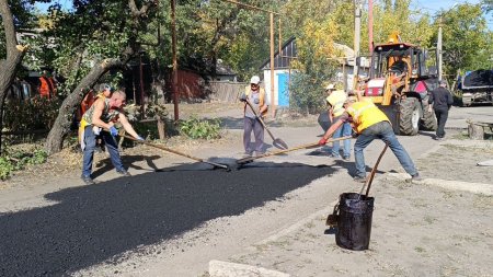 Продолжается ремонт дорог в городе Брянка.