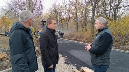 Специалисты из региона-шефа ремонтируют дороги в Брянковской центральной городской многопрофильной больнице