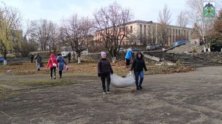 Сотрудники Администрации провели внеочередной субботник в центральной части города