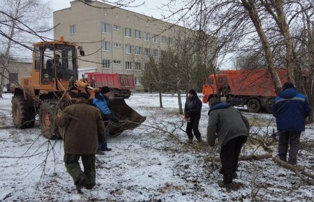 На территории Брянковской центральной городской многопрофильной больницы провели масштабный субботник