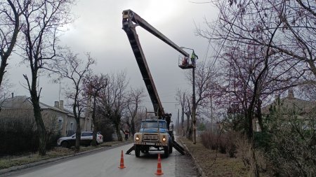 Коммунальщики Брянки ведут работы по замене устаревших фонарей на новые светодиодные