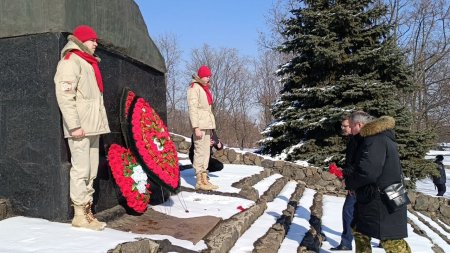 В канун Дня защитника Отечества, Глава Брянки Евгений Морозов вместе с почетными гостями форума возложили цветы к мемориалу