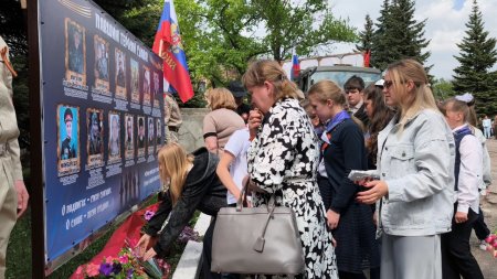 В поселке Анненка города Брянки открыли мемориальный стенд в память о земляках, погибших в ходе специальной военной операции