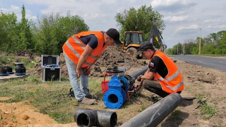 Специалисты из региона-шефа ведут замену очередного аварийного участка водовода в Брянке