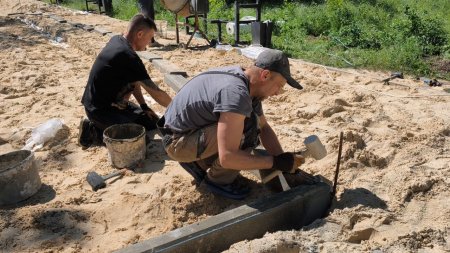 В рамках федерального проекта «ФКГС» в Брянке благоустраивают общественное пространство вблизи пруда 