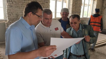 Глава Брянки проинспектировал ход ремонтных работ в будущем инфекционном отделении городской больницы