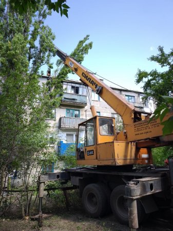 Коммунальщики продолжают ликвидацию последствий стихии в Брянке.