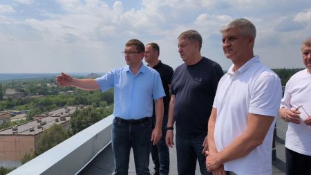Брянские специалисты за три года выполнили ремонт 73 кровель в Брянке, в работе - еще семь